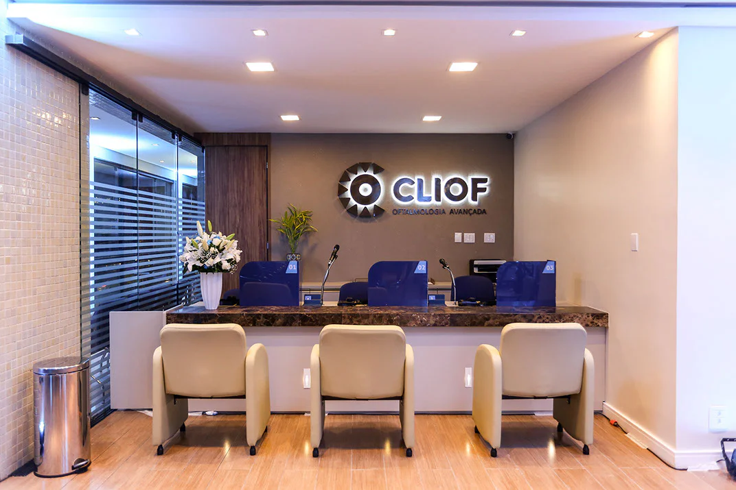 Recepção da CLIOF com balcão de atendimento