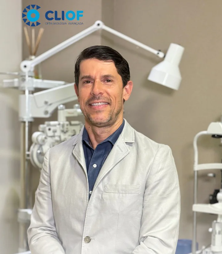 Dr. Daniel Braga, oftalmologista da CLIOF, em consultório equipado